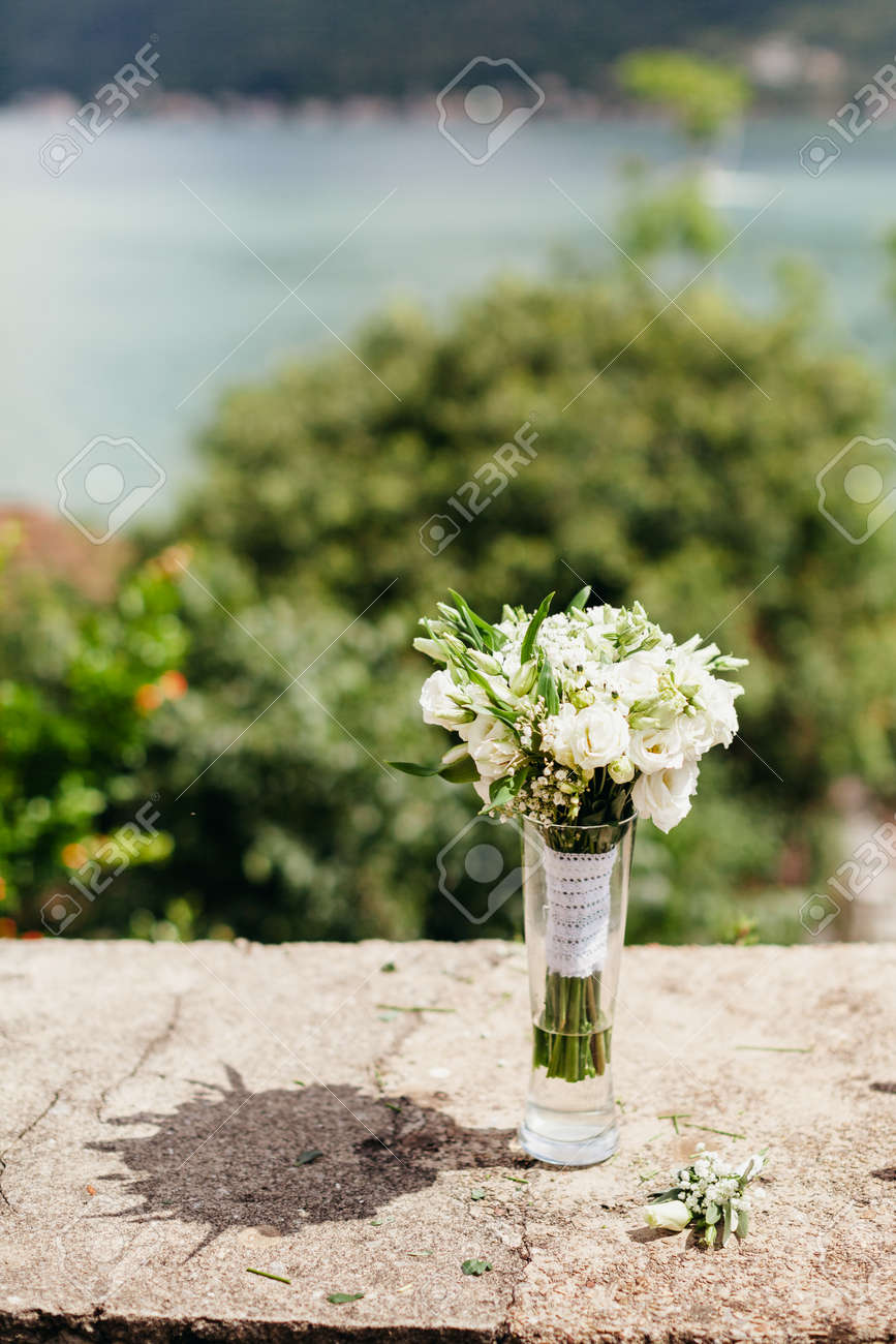 屋外山背景で白い花の花束 の写真素材 画像素材 Image