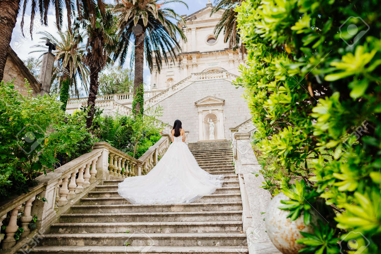 教会背景とウェディング ドレスの花嫁 背面図 先の結婚式 の写真素材 画像素材 Image