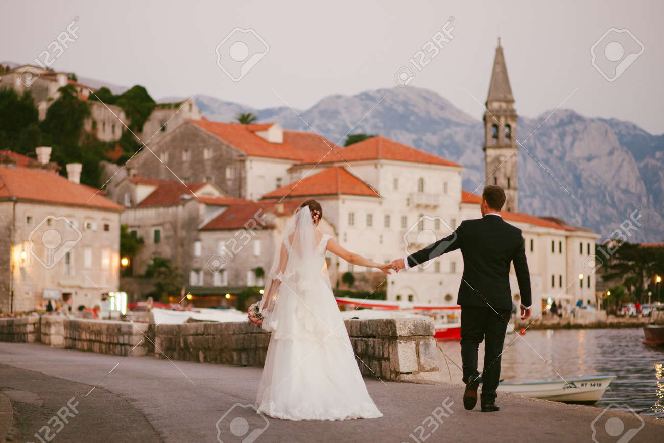 結婚式のカップルは ヨーロッパを旅行します モンテネグロの山と海を見る ポドゴリツァ の写真素材 画像素材 Image