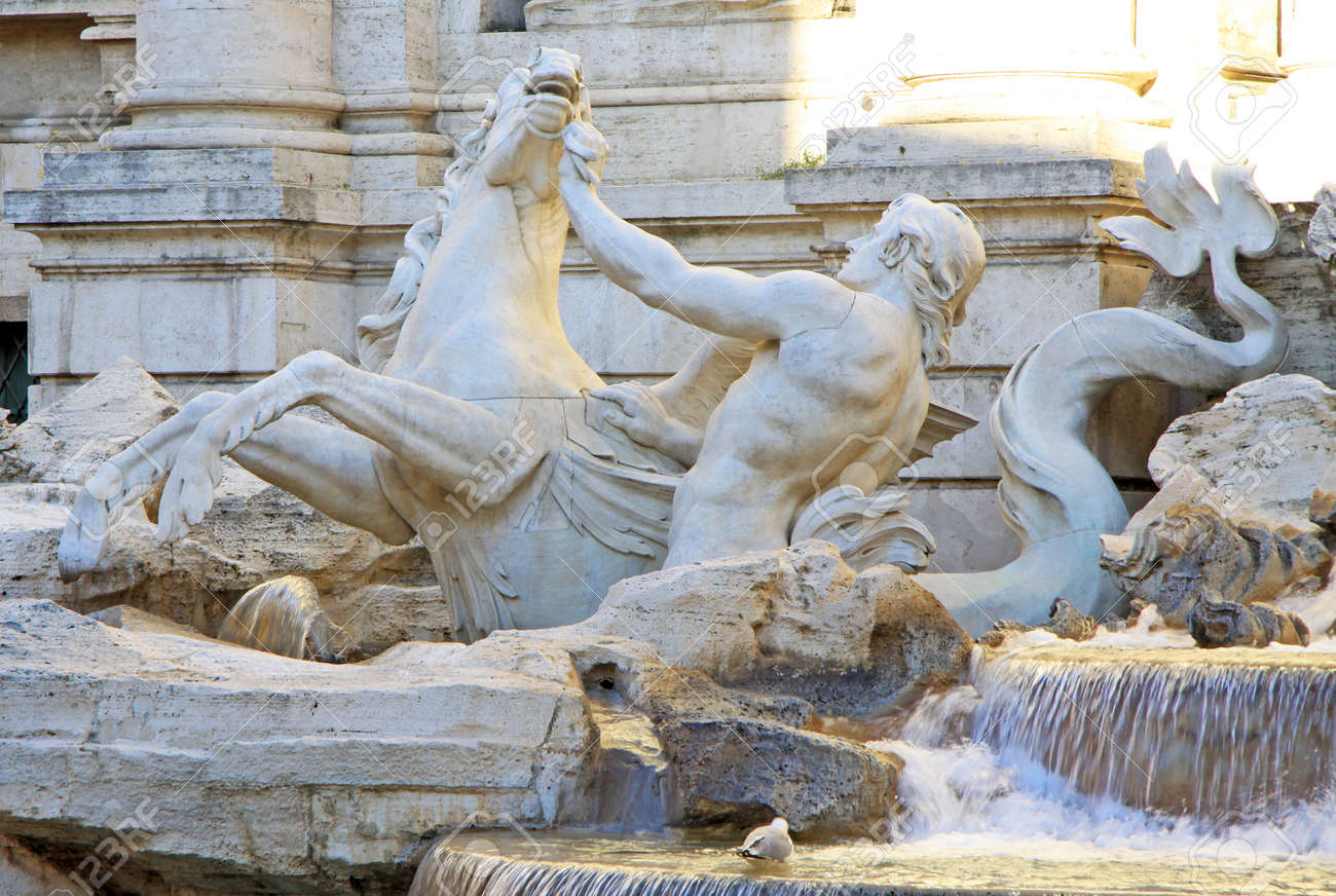 トリトンと海馬の像は ローマ イタリアのトレビの泉の一部 の写真素材 画像素材 Image