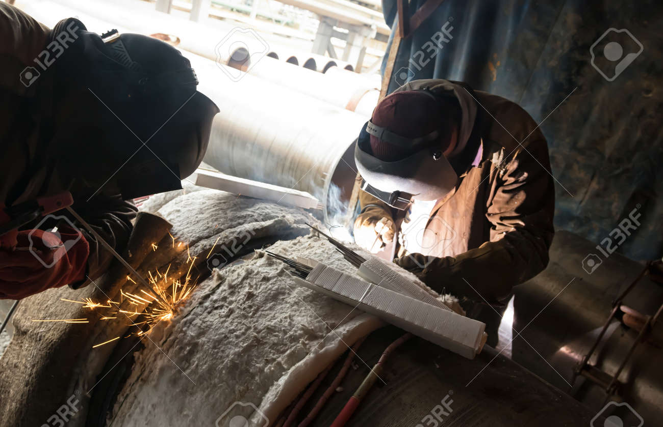 parallel welding of two pipe welders simultaneously host large pipeline welding
