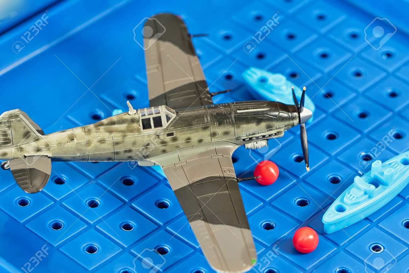 avion militar de juguete