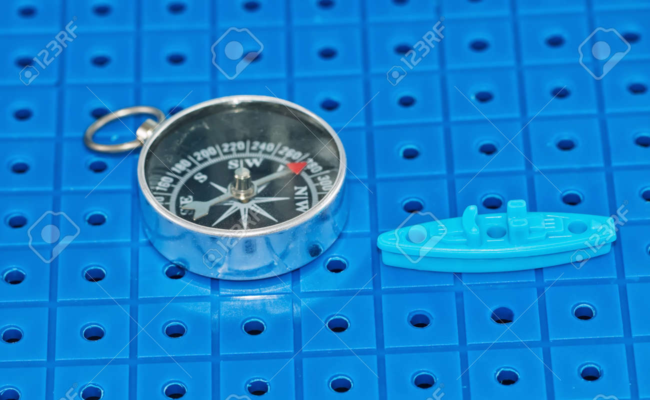 Ein Kleines Militarboot Aus Dem Schlachtschiff Spiel Ist Auf Dem Spielfeld Neben Dem Kompass Lizenzfreie Fotos Bilder Und Stock Fotografie Image 86955552