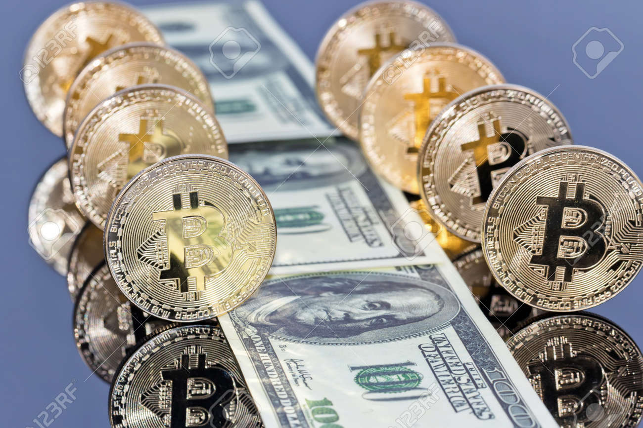 비트 코인 금화의 스택과 통화 금고의 열쇠는 반사 표면에 백 달러 지폐의 배경에 거짓말 로열티 무료 사진, 그림, 이미지 그리고  스톡포토그래피. Image 98032475