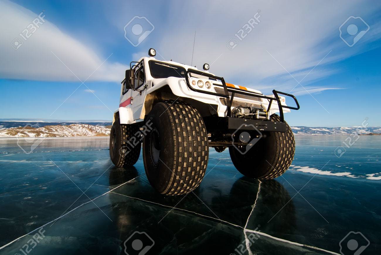 凍った湖の黒氷の表面でオフロードのビッグフット救助車 の写真素材 画像素材 Image