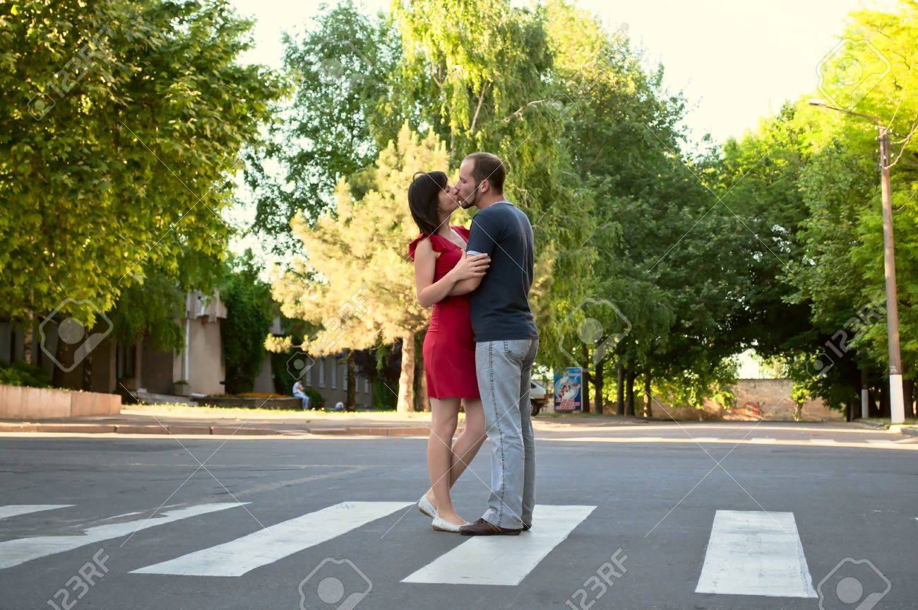 愛情のあるカップル通りとキスの途中で横断歩道の上に立つの写真素材・画像素材 Image 9831910