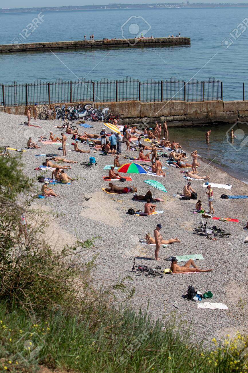 黒海 ヌード ビーチ 人々とヌーディストビーチ - ウクライナ、オデッサ、11,06,2020の写真素材・画像素材 Image 149224760