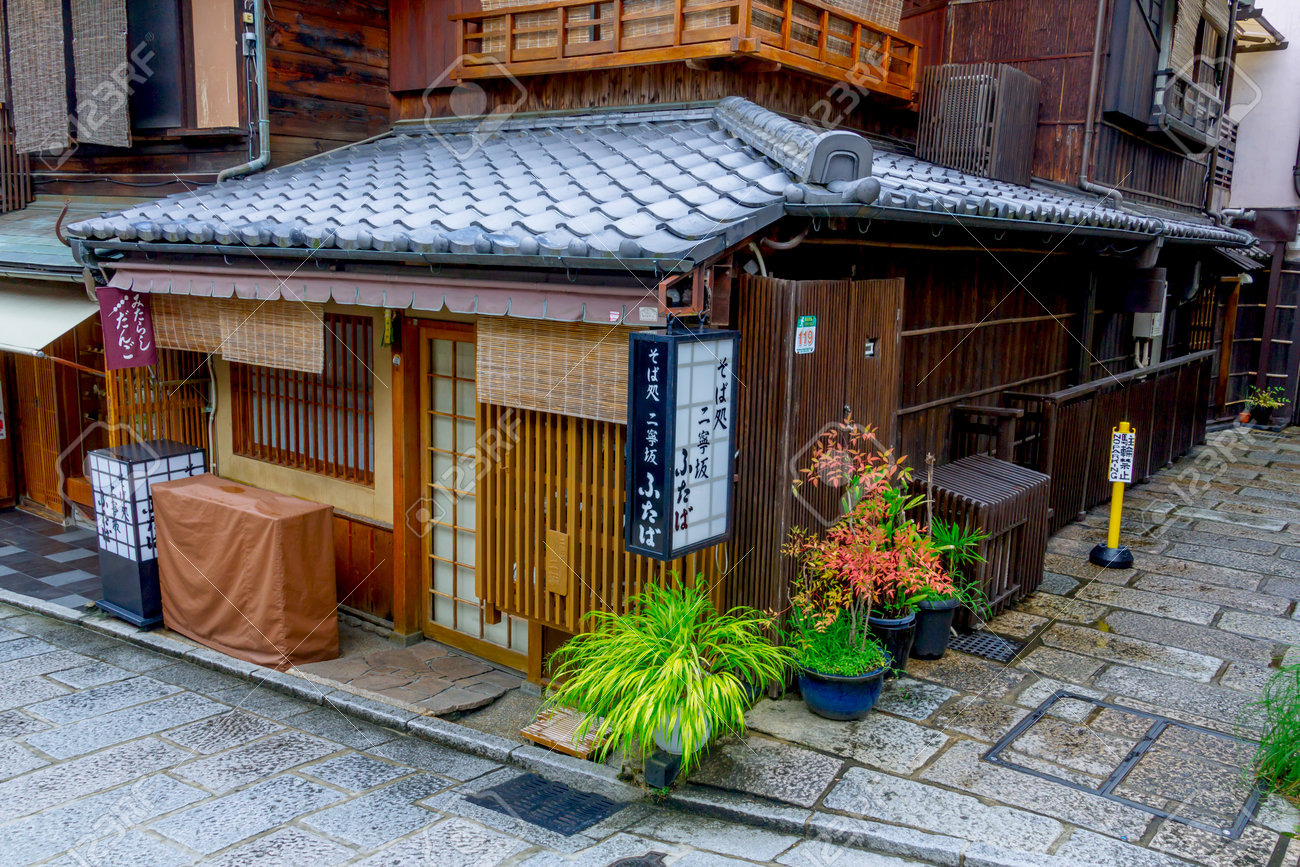 Schöne Alte Häuser In Der Sanne-zaka Straße, Kyoto, Japan ... Schöne Alte Häuser In Der Sanne-zaka Straße, Kyoto, Japan ...