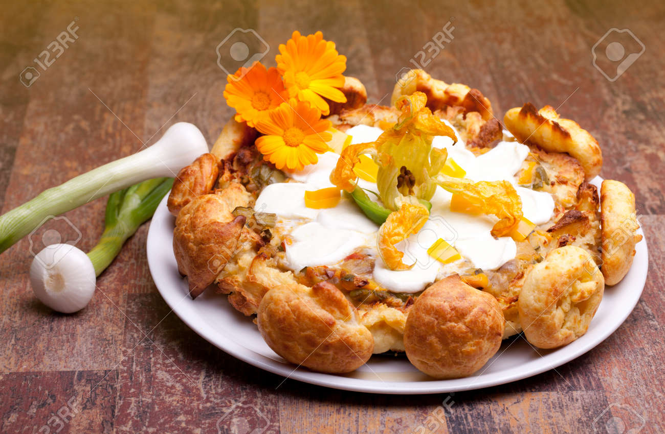 モッツァレラチーズ ズッキーニの花と小さなシューで飾られた野菜と国際料理 フランス語レシピ Gougere ケーキ の写真素材 画像素材 Image モッツァレラチーズ ズッキーニの花と小さなシューで飾られた野菜と国際料理 フランス語レシピ Gougere ケーキ の写真素材 画像素材 Image