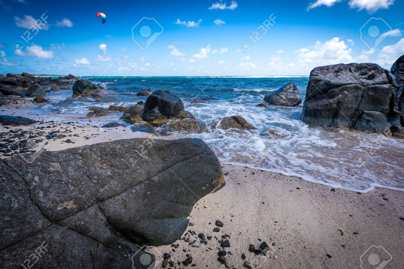 Caraibes Scene De Plage Avec Des Rochers Et D Un Para Surfer En Arriere Plan Banque D Images Et Photos Libres De Droits Image