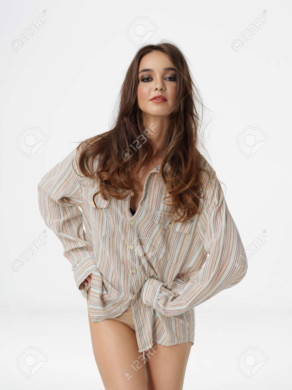 男のシャツを着てファッション肖像セクシーな女性 の写真素材 画像素材 Image