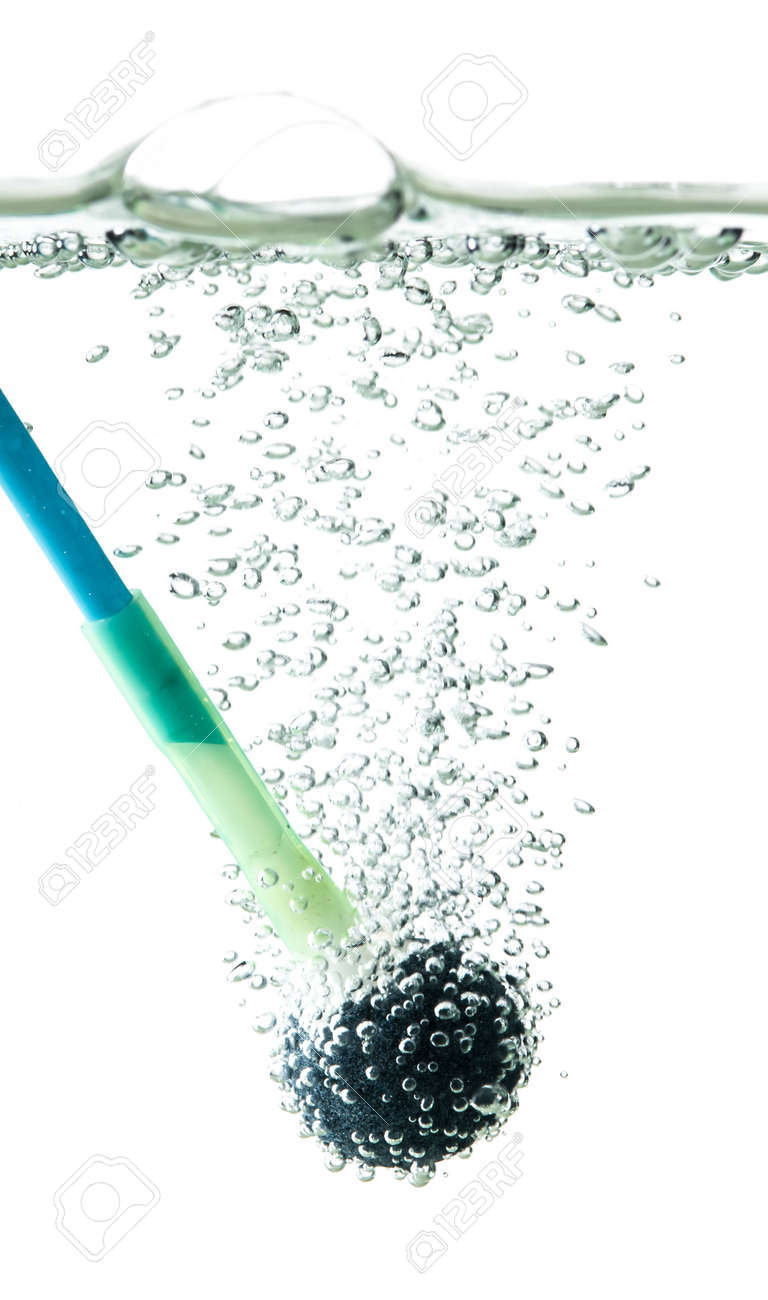 白い背景の上の水槽の酸素泡と砂の石の頭 の写真素材 画像素材 Image