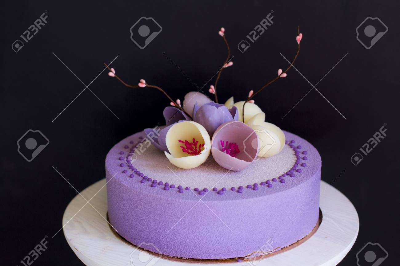 Gateau De Couleur Violette Avec Des Tulipes De Chocolat Sur Un Fond Noir Banque D Images Et Photos Libres De Droits Image