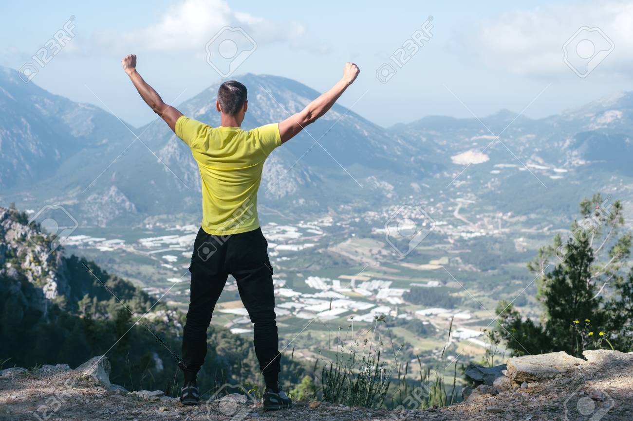 男は 丘と解き放たれた風景を見て立っています 海の風景を俯瞰 の写真素材 画像素材 Image