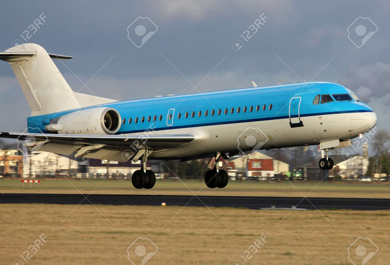 青い飛行機の着陸 の写真素材 画像素材 Image 青い飛行機の着陸 の写真素材 画像素材 Image