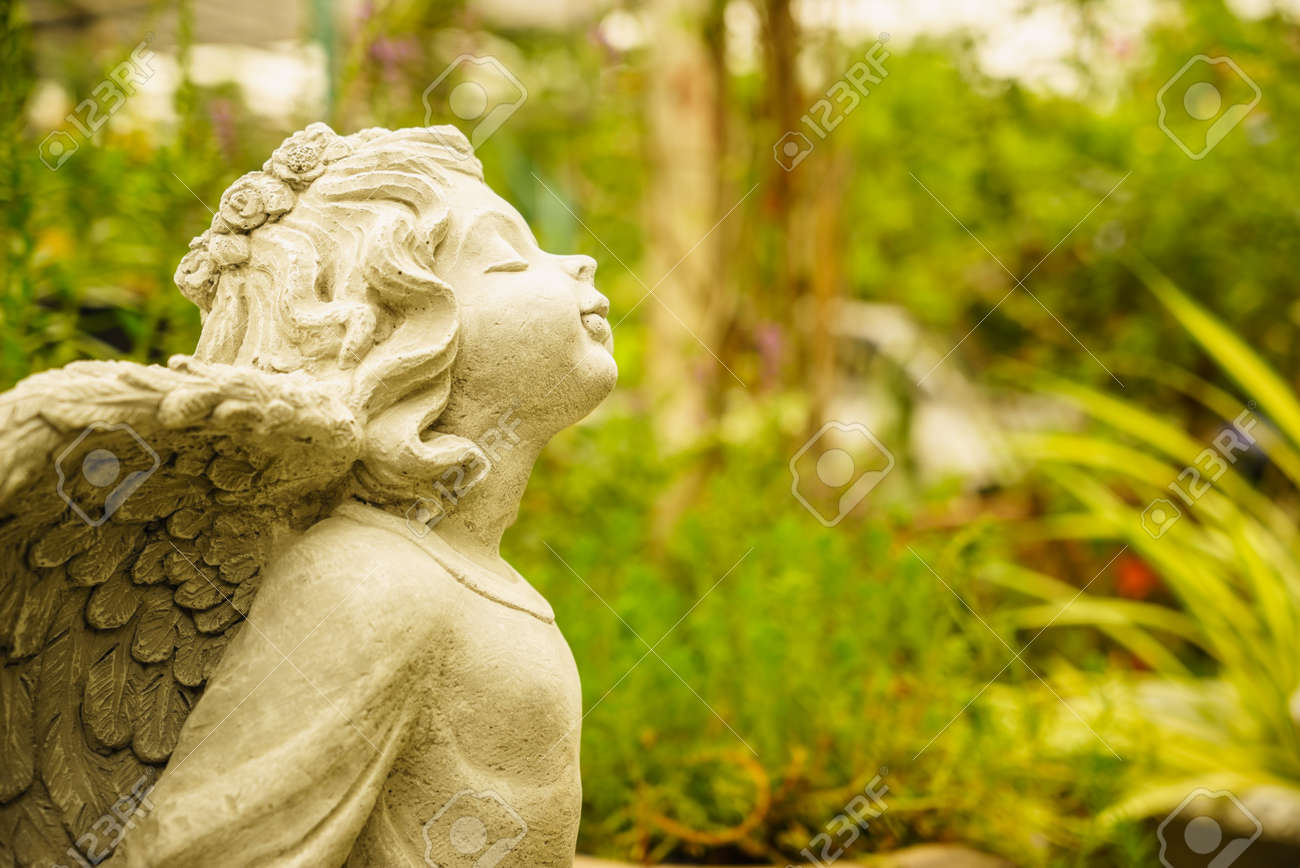 庭に小さな幸せと笑顔の天使彫刻 の写真素材 画像素材 Image
