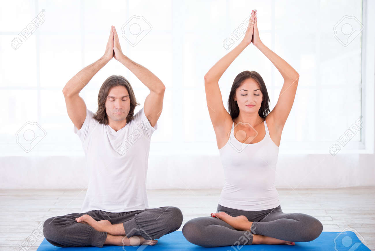 ロータス瞑想若いカップルを手でポーズを取る の写真素材 画像素材 Image