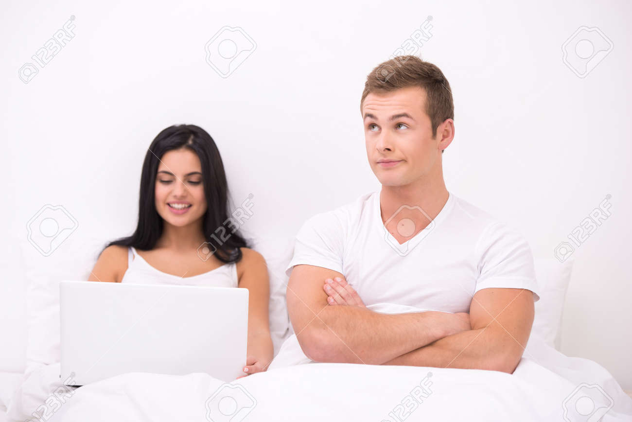 Gratuit Images Drole D Image D Un Jeune Couple Assis Dans Son Lit Blanc Sous actualisé salutations