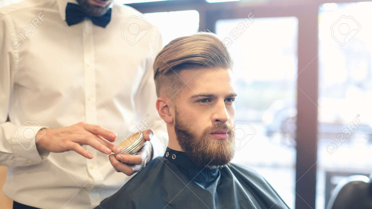 78161517-joven-hombre-barber%C3%ADa-pelo-cuidado-servicio-concepto.jpg