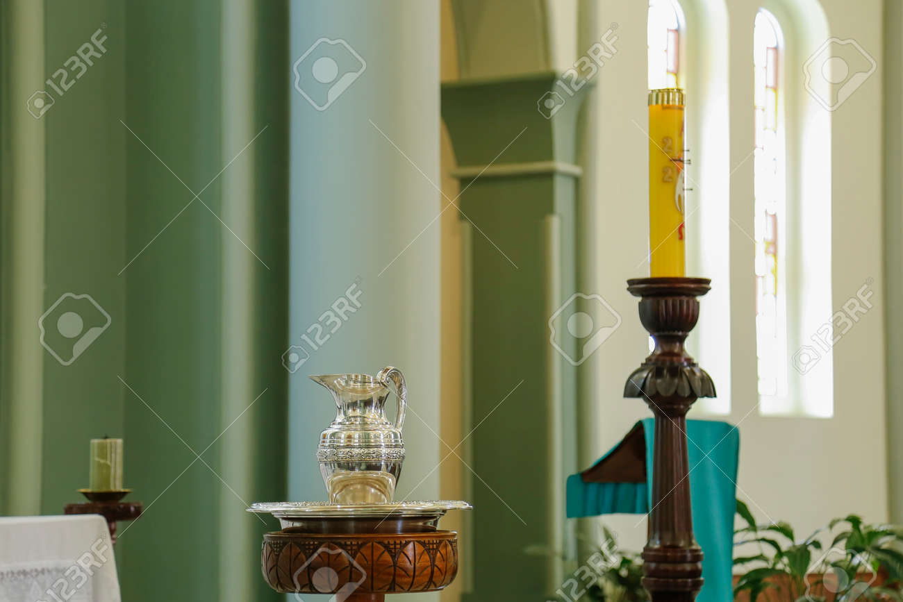 Escena Ilustrativa Del Bautismo En Una Iglesia Católica Con Pila Bautismal, Jarra De Agua, Velas Y Cirio Pascual Fotos, Retratos, Imágenes Y Fotografía De Archivo Libres De Derecho. Image 176800665. Escena Ilustrativa Del Bautismo En Una Iglesia Católica Con Pila Bautismal, Jarra De Agua, Velas Y Cirio Pascual Fotos, Retratos, Imágenes Y Fotografía De Archivo Libres De Derecho. Image 176800665.