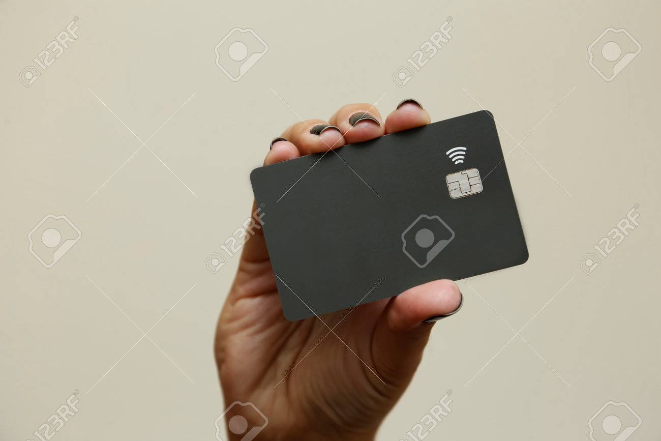 非接触サイン付きの黒いクレジットカードまたはデビット非接触カード。デジタル決済システム。の写真素材・画像素材 Image 207097453