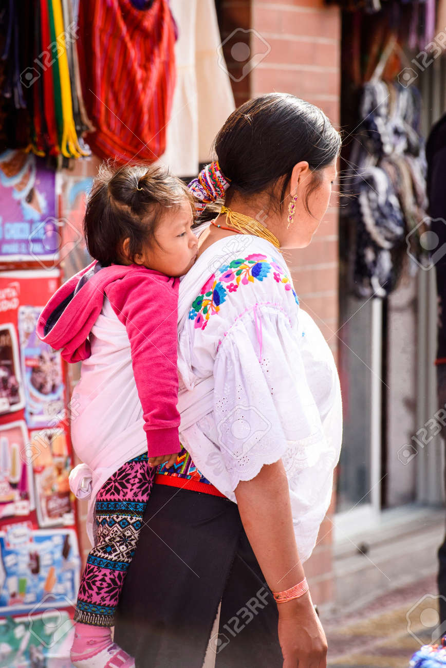 オタバロ エクアドル 15年1月3日 正体不明のエクアドル人女性がオタバロ市場で彼女の小さな娘を運びます エクアドル人の71 9 がメスティゾ族に属している の写真素材 画像素材 Image