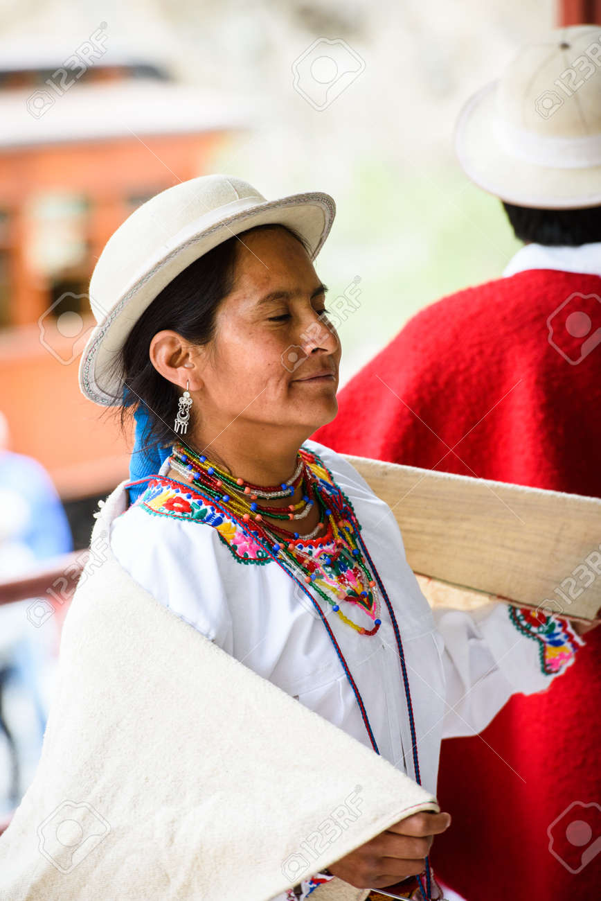 リオバンバ エクアドル Jan 7 15 伝統的な服とボウラー帽子で正体不明のエクアドルの女性 エクアドル人の71 9 がメスティゾ族に属している の写真素材 画像素材 Image