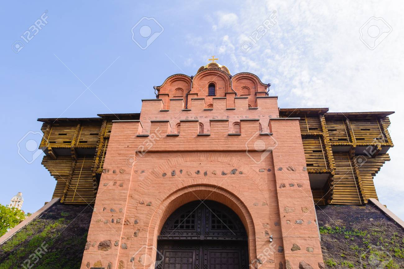 キエフの黄金の門 古代キエフの主要なランドマークとウクライナの首都に位置する古代都市の要塞の歴史的なゲートウェイ の写真素材 画像素材 Image