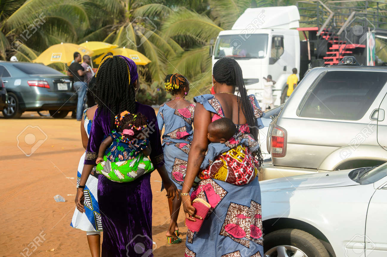 Ouidah Benin 10 Janvier 17 Femme Beninoise Non Identifiee Dans Des Vetements Colores Porte Son Bebe Sur Son Dos Au Marche Local Les Beninois Souffrent De La Pauvrete En Raison