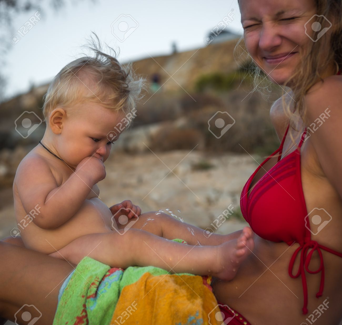 little boys pee ビーチ、ギリシャで彼の母におもらし少年のイメージの写真素材・画像素材 Image 50777143