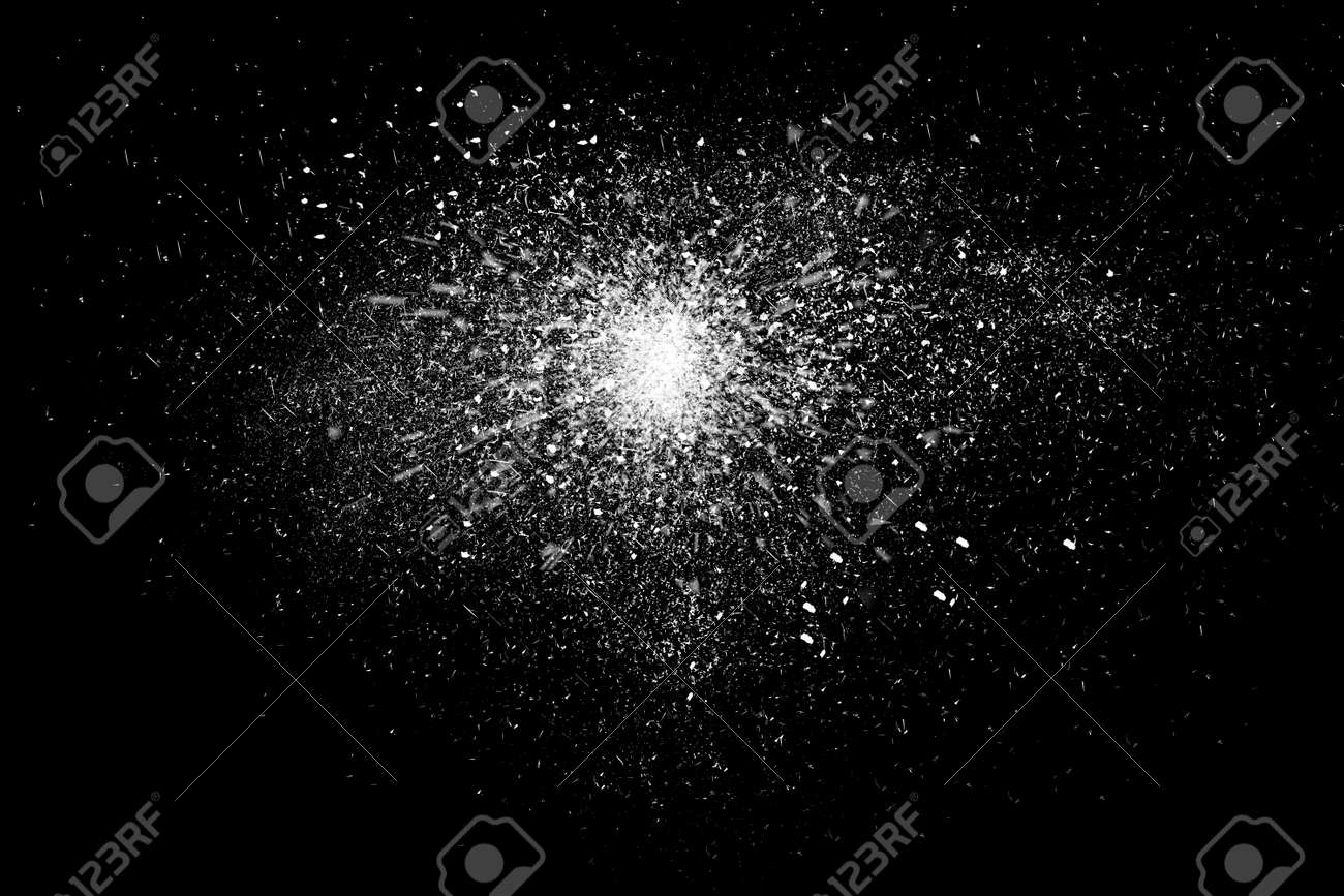 黒 暗い背景に分離された白い粉の爆発の動きを凍結します 白い塵雲の抽象的なデザイン パーティクル爆発スクリーン セーバー コピー スペースの壁紙 惑星作成コンセプト の写真素材 画像素材 Image