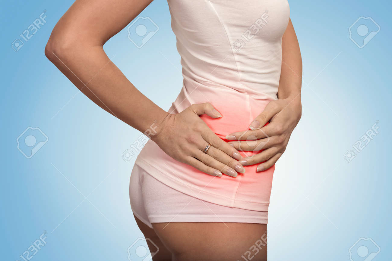 彼女の右側の痛みに触れる若い女性は赤で着色 腎臓の炎症と治療 医学と医療の概念 青色の背景 の写真素材 画像素材 Image 彼女の右側の痛みに触れる若い女性は赤で着色 腎臓の炎症と治療 医学と医療の概念 青色の背景 の写真素材 画像素材 Image