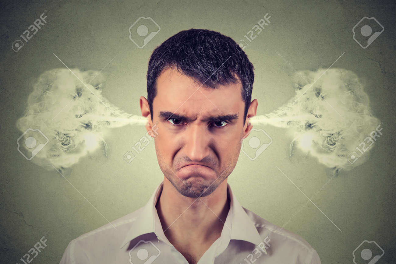 52080596-closeup-portrait-de-jeune-homme