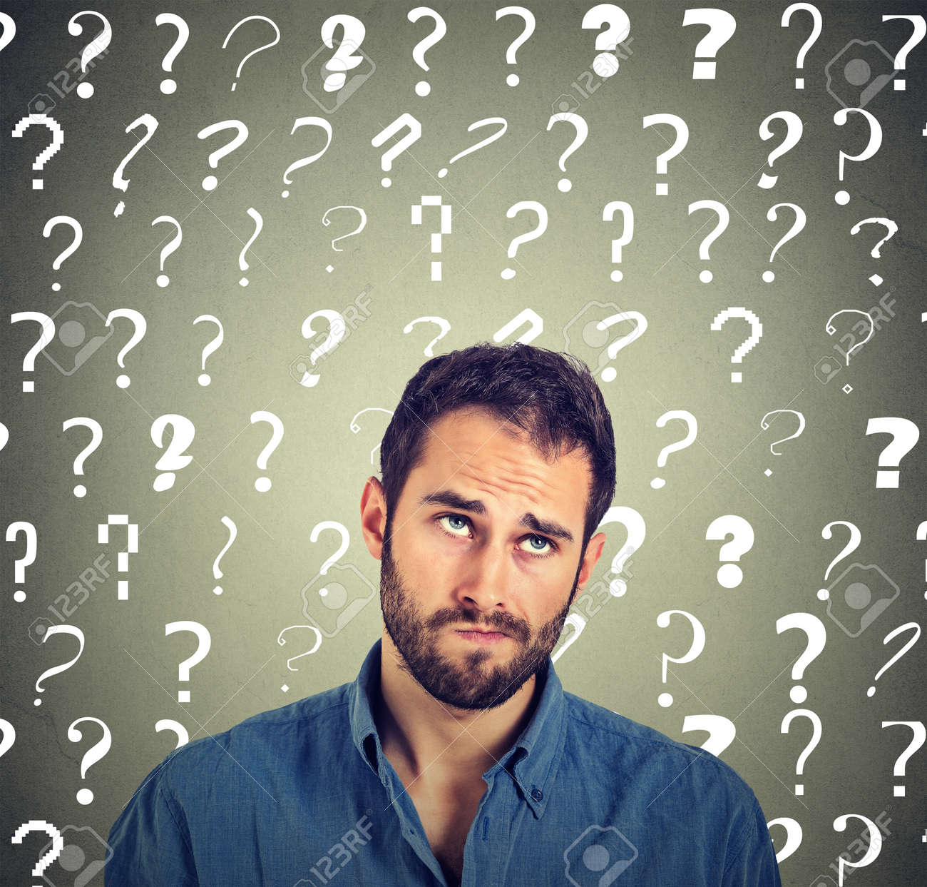 見て考えて混乱の懐疑的な人は 灰色の壁の背景に分離の頭の上に多くの疑問符を戸惑わせた 人間の顔の表情 感情 感情 身体言語 面白い若い男 の写真素材 画像素材 Image 見て考えて混乱の懐疑的な人は 灰色の壁の背景に分離の頭の上に多くの疑問符を戸惑わせた 人間の顔の表情 感情 感情 身体言語 面白い若い男 の写真素材 画像素材 Image
