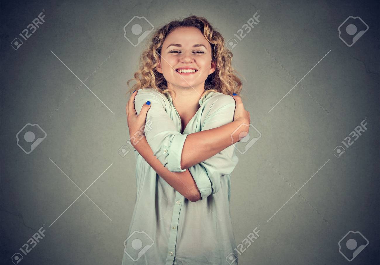 Mujer Sonriente Que Sostiene Que Se Abraza Aisladas Fondo De La