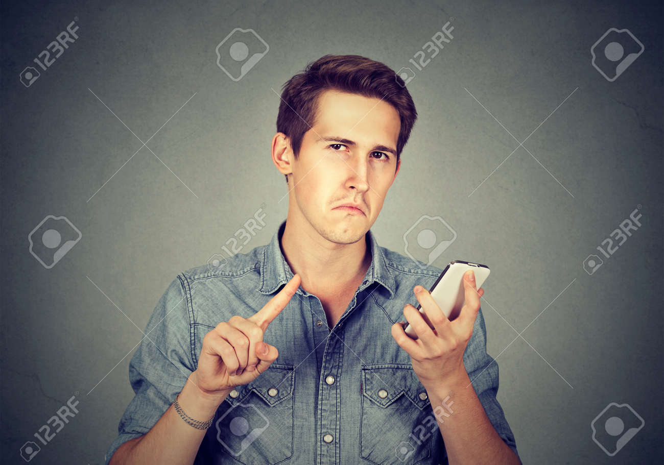 スマート フォンを持つ若者 携帯電話表示を保持しているハンサムな男は 指手ジェスチャーで注意をしません 危険な禁断のアダルト コンテンツ ペアレンタル コントロールの概念をブロック の写真素材 画像素材 Image スマート フォンを持つ若者 携帯電話表示を保持しているハンサムな男は 指手ジェスチャーで注意をしません 危険な禁断のアダルト コンテンツ ペアレンタル コントロールの概念をブロック の写真素材 画像素材 Image