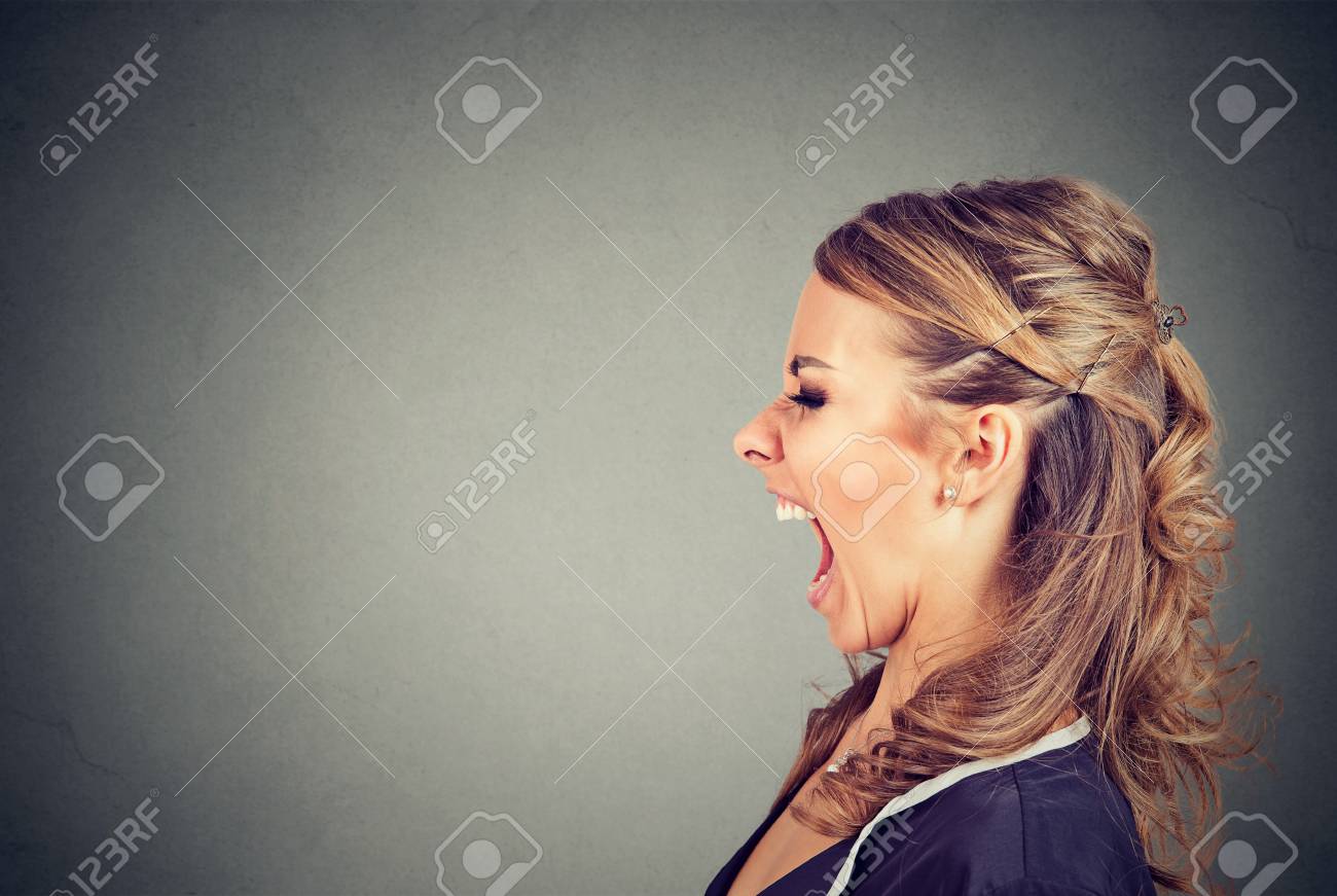怒っている女の叫び声の横顔 の写真素材 画像素材 Image 怒っている女の叫び声の横顔 の写真素材 画像素材 Image