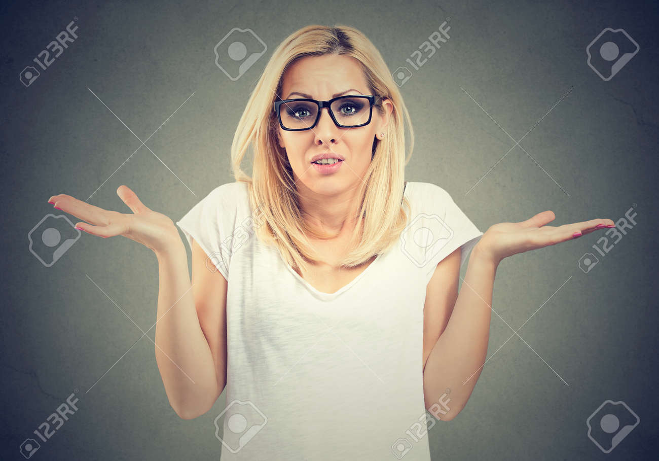 Portret Stomme Uitziende Vrouw Armen Haalt Schouders Op Die Ik Niet Weet Geisoleerd Op Een Grijze Achtergrond Negatieve Emotie Lichaamstaal Royalty Vrije Foto Plaatjes Beelden En Stock Fotografie Image 90535564