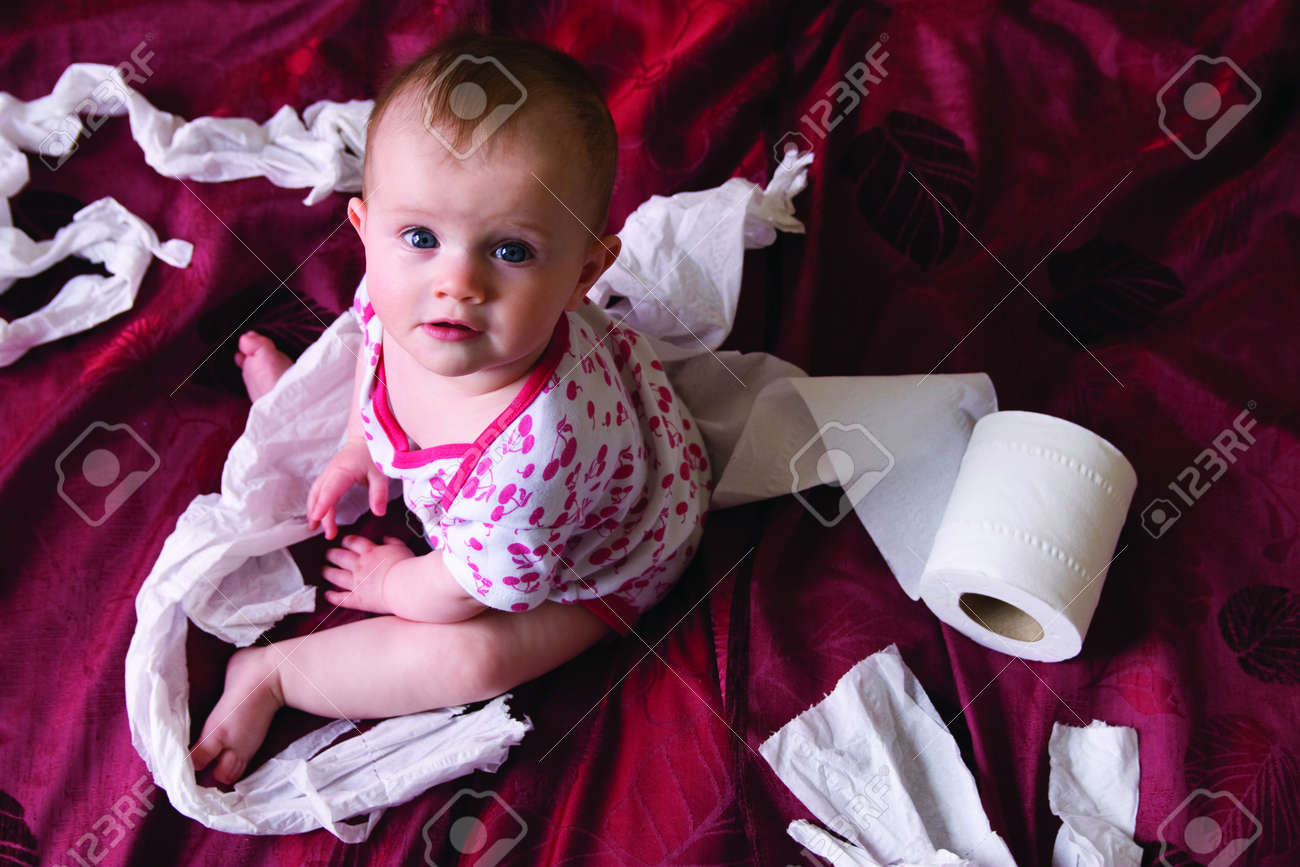 Down Schuss Von Naughty Uberrascht Baby Gefunden Zerreissen Wc Rollenhalter Lizenzfreie Fotos Bilder Und Stock Fotografie Image 7787840