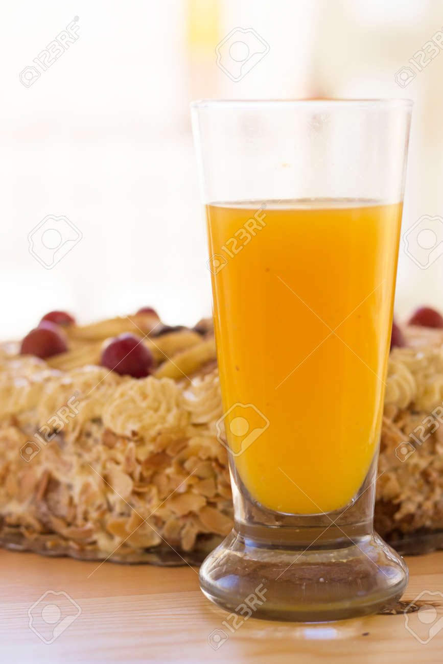 Jus De Fruits Frais Orange Sur La Tasse En Verre Avec Gateau Banque D Images Et Photos Libres De Droits Image