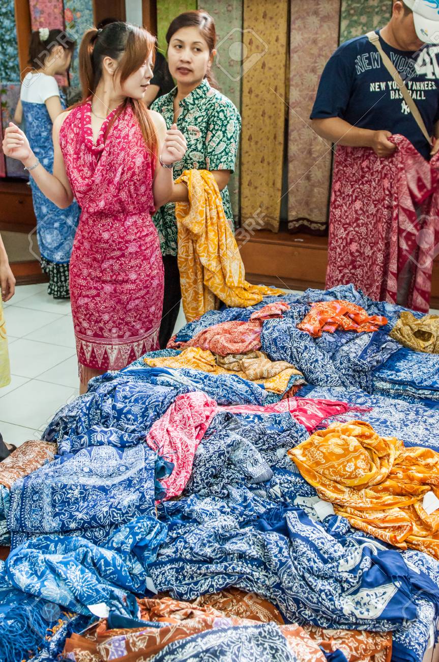 インドネシア バリ島 4 月 21 10 観光を選択し Bali Indonesia Batik バティック布にしようと インドネシアの文化の重要な部分です の写真素材 画像素材 Image