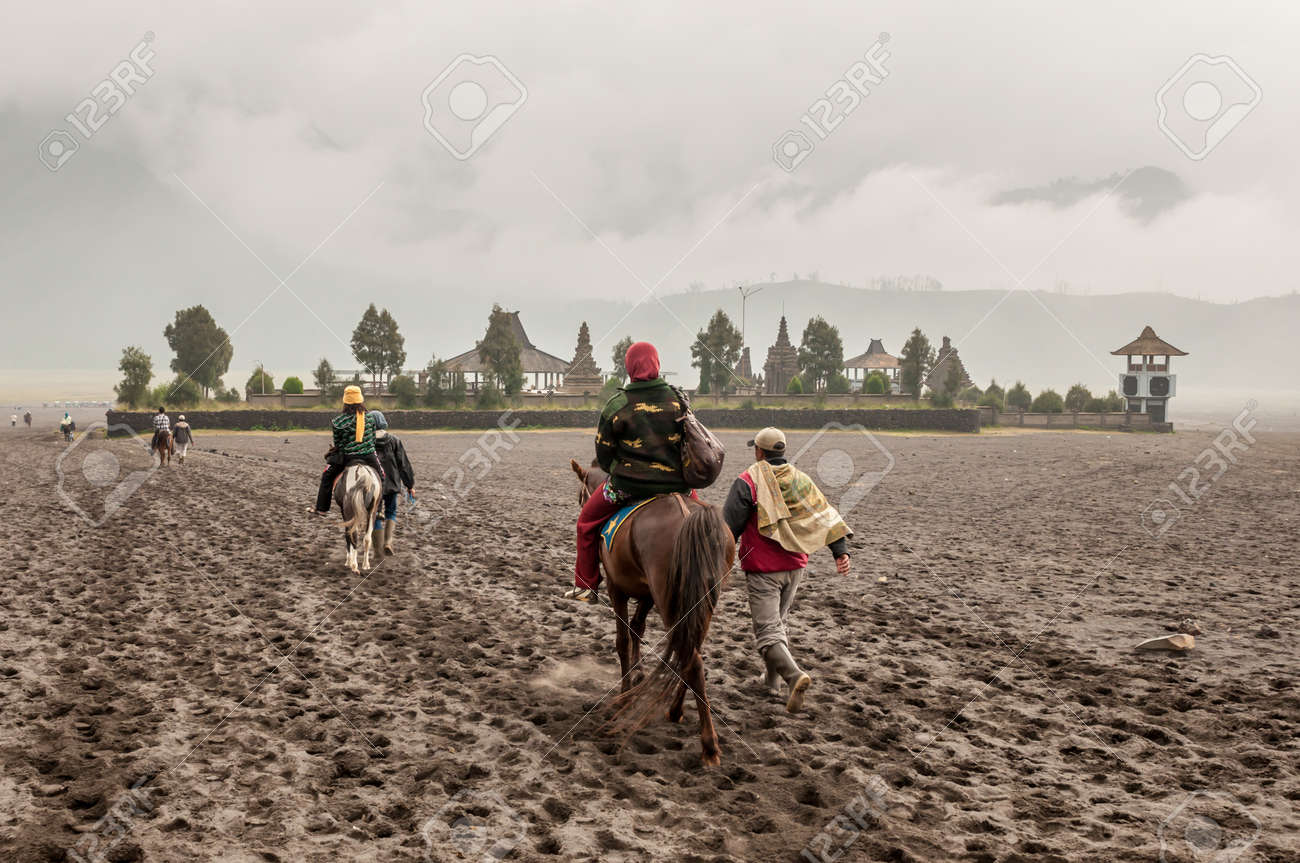観光 Indonesia Mt Java でブロモ山でレンタル馬と Java インドネシア Arpil 25 10 インドネシアの男 ブロモ山は 活火山や東ジャワの Tengger の山塊の一部です の写真素材 画像素材 Image