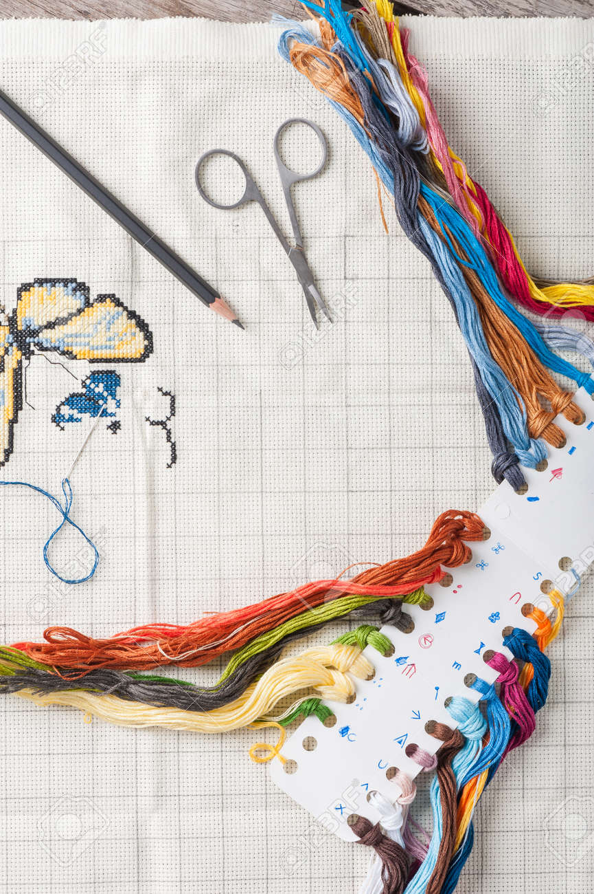 暇な時で主婦趣味のクロスステッチ の写真素材 画像素材 Image