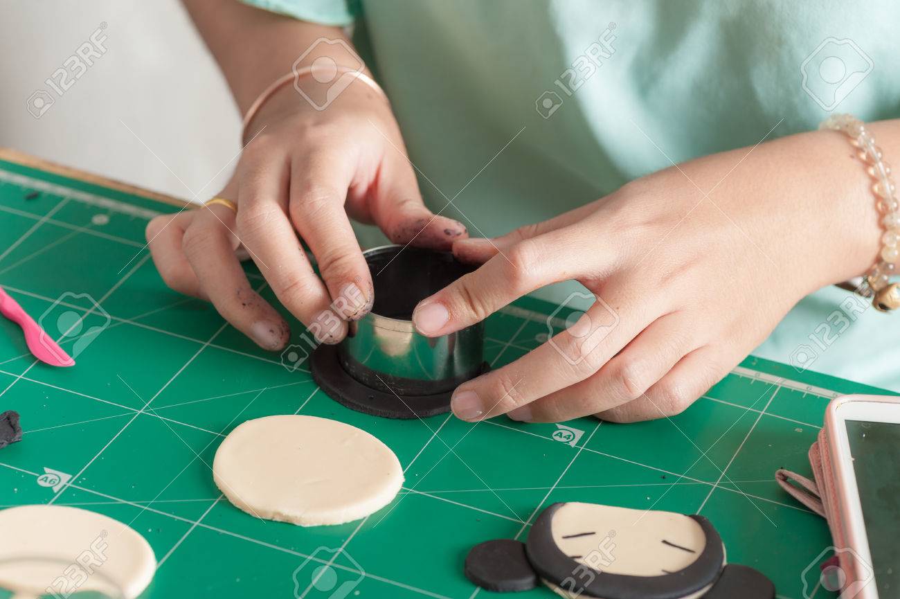 Le Processus De Fabrication De Gateau Fondant Sucre Fondant L Action Mod Banque D Images Et Photos Libres De Droits Image