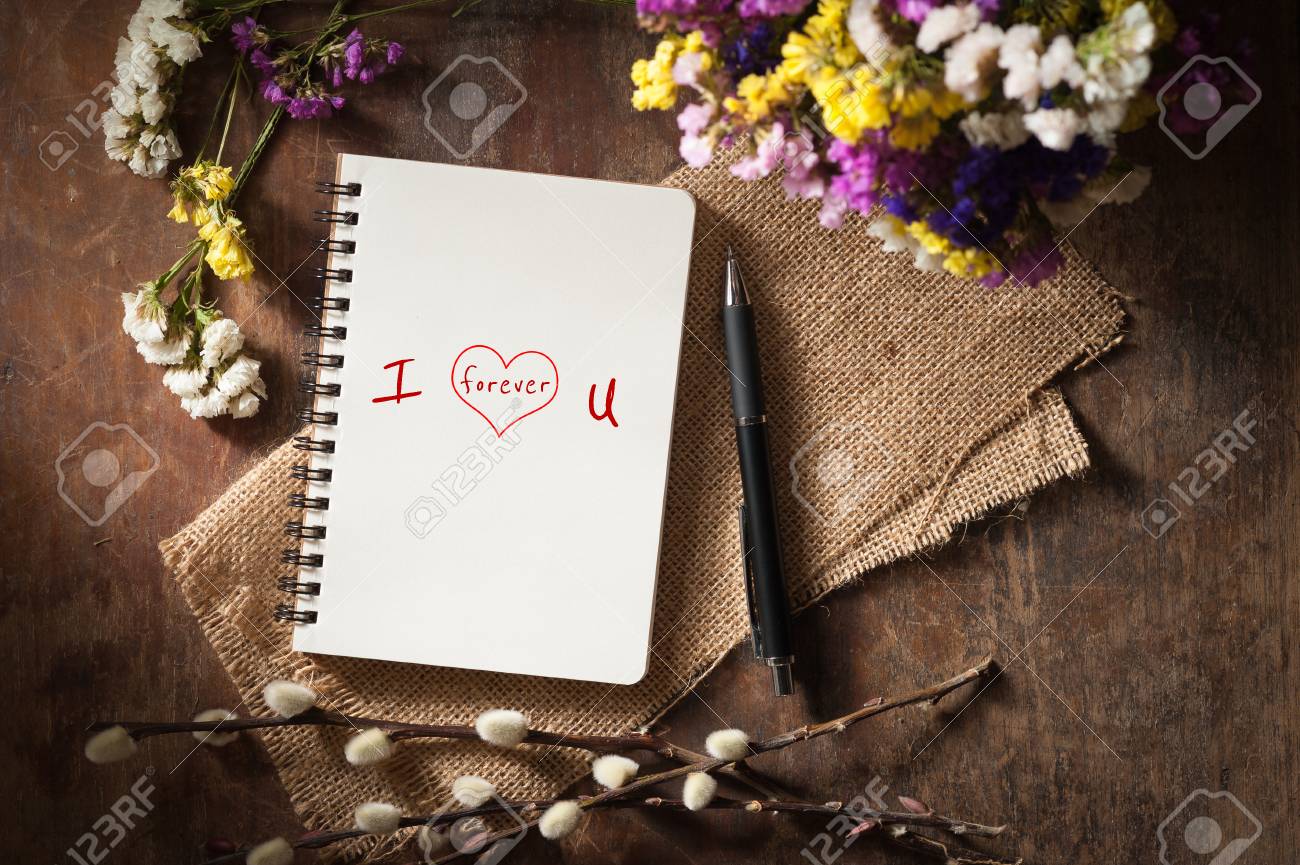 I Love You Forever Esta Escrito En Un Cuaderno Sobre Una Mesa De