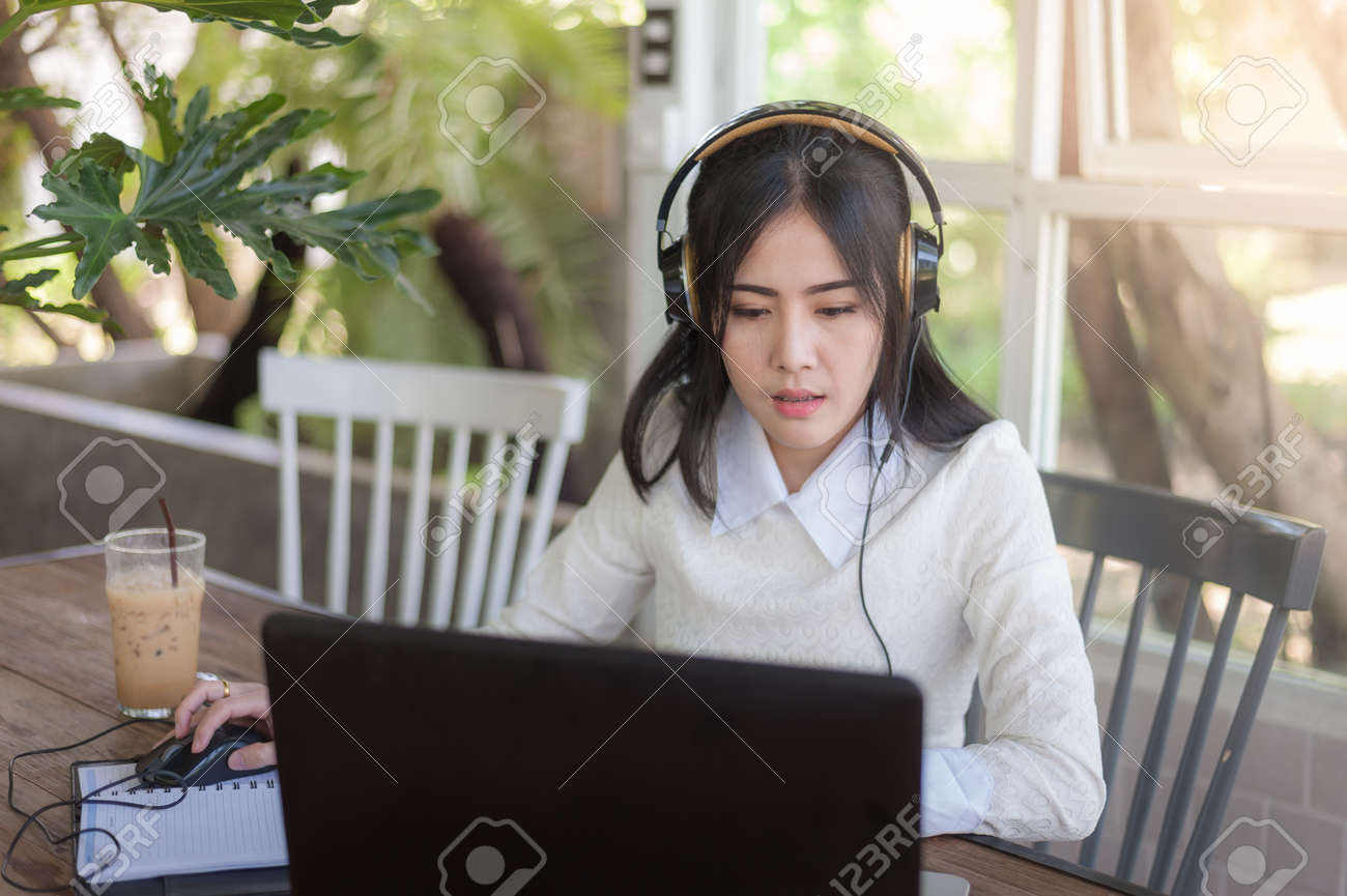 若い魅力的なアジア女性のコーヒー ショップでノート パソコンでオンライン作業しながら音楽を聴く フリーランスの労働者および自営業の活動の概念 の写真素材 画像素材 Image 若い魅力的なアジア女性のコーヒー ショップでノート パソコンでオンライン作業しながら音楽を聴く フリーランスの労働者および自営業の活動の概念 の写真素材 画像素材 Image