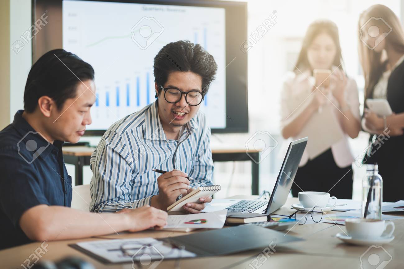 アジアのビジネスマンが 会議室で若いフリーランスの男性と話し合い ブレーンストーミングを行う 外注労働者のコンセプトと協力するビジネス会社 の写真素材 画像素材 Image