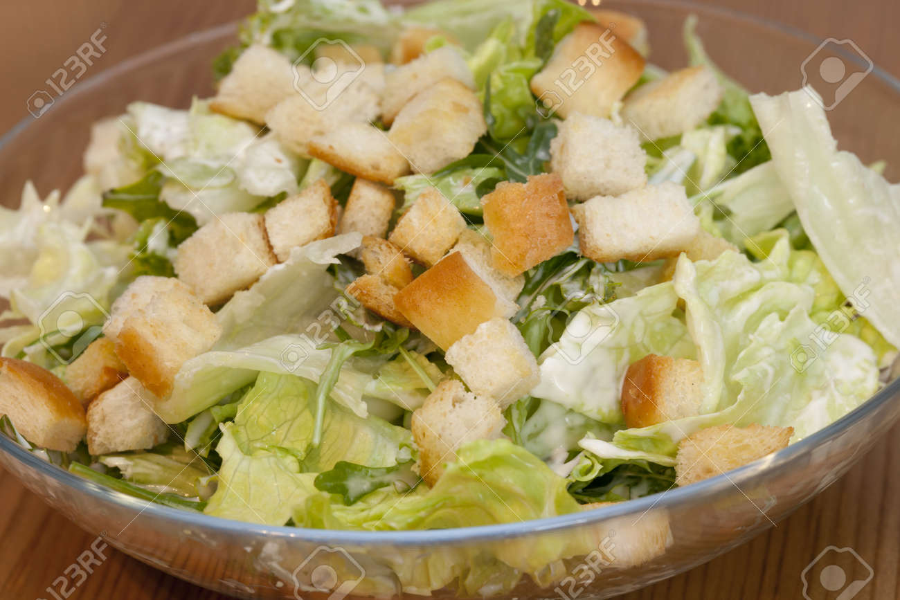 シーザー サラダ 焼きパンと健康 の写真素材 画像素材 Image