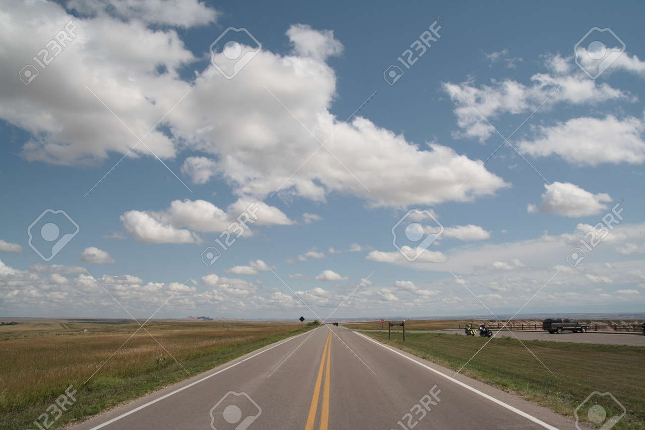 まっすぐな空の道や壁紙は どこにもつながっていません の写真素材 画像素材 Image
