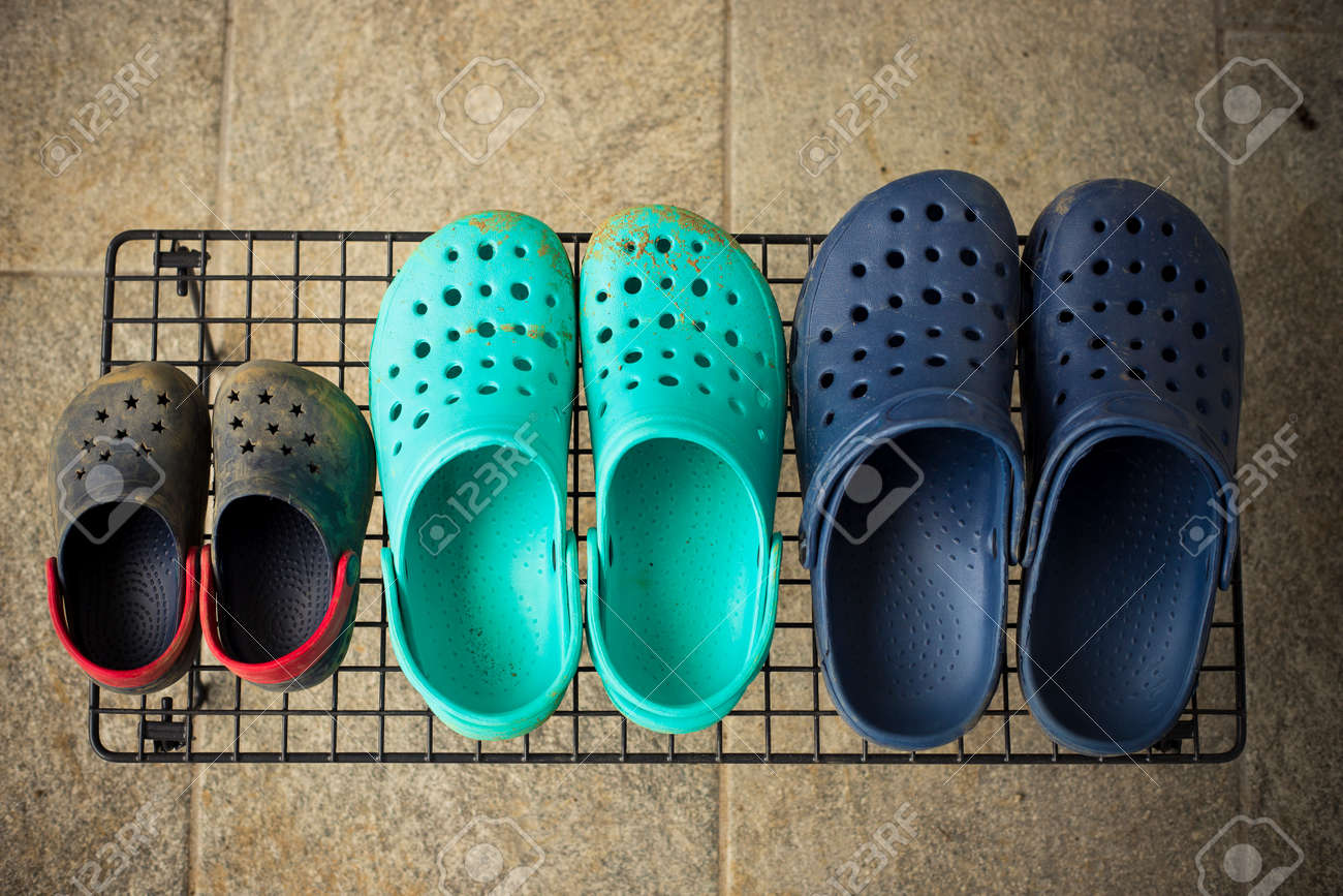Tres Pares De Coloridas Sandalias O Zuecos De Goma Para Jardiner a